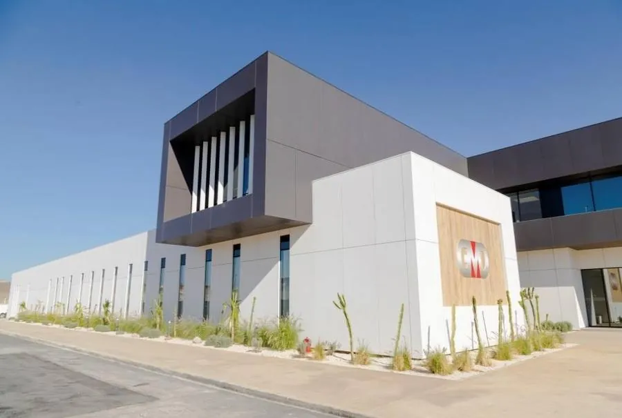Gran nave industrial con estructura metálica realizada por INTEC BATI